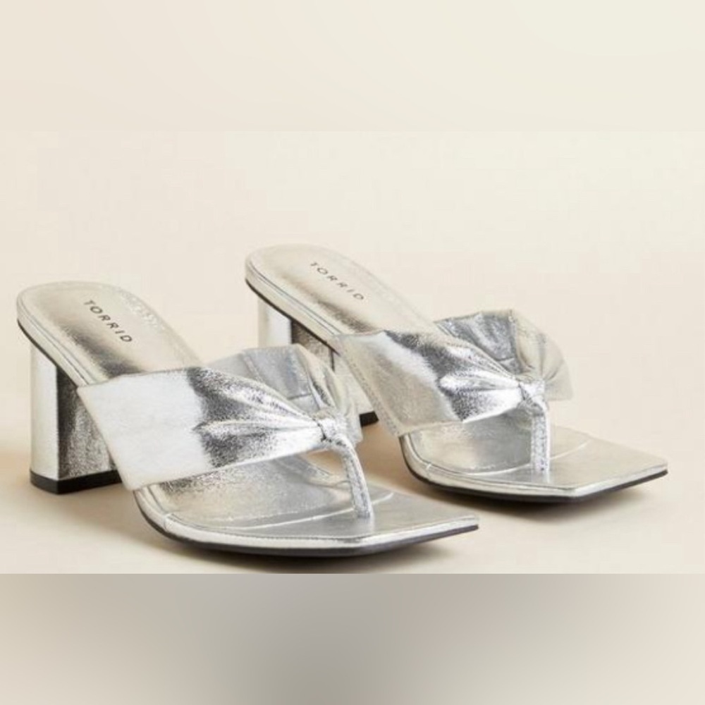 Torrid Silver Women's Block‎ Heel Sandals in Extra Wide Slip on Thong Sz-8WW.  Q